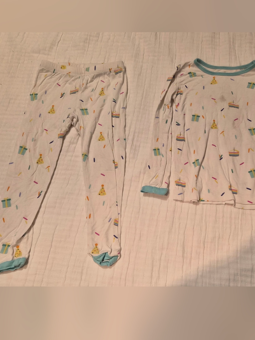 Kyte Baby White Birthday Print Kids Pajama Set with Blue Trim